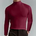 Detailansicht des weinroten langärmeligen Rollkragen-T-Shirts mit feiner Stofftextur am Modell - Burgunderrot