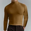 Detailansicht der Stoffstruktur des braunen Herren-Rollkragen-Langarmshirts - Khaki