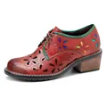 Detailopname van vintage rode leren schoenen met opengewerkte bloemmotieven en kleuraccenten. - 36 / Rood
