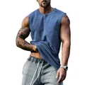 Detail van het blauwe mouwloze heren-T-shirt met Henley-hals en losse sportieve pasvorm - Denim Blauw
