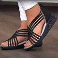 Vista detallada de sandalias de plataforma negras con tiras cruzadas para mujer - Negro