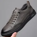 Zapatillas casuales de hombre en cuero auténtico gris con suela negra gruesa y cordones - 38 / Caqui