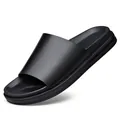 Klassische schwarze Herren-Pantoletten aus Leder mit weicher Sohle für den Sommer - 38 / Schwarz