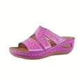Vue rapprochée de sandales compensées violettes avec broderies florales et surpiqûres blanches - 35 / Violet