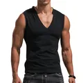Dettaglio canotta da uomo nera con scollo a V in tessuto traspirante e attillato - Taglia S / Top / Nero