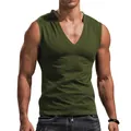Dettaglio ravvicinato di una canotta da uomo verde oliva con scollo a V su un modello muscoloso - Taglia S / Top / Verde militare