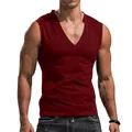 Dettaglio ravvicinato di una canotta senza maniche con scollo a V rosso scuro - Taglia S / Top / Rosso ciliegia