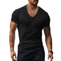 Vue détaillée d'un t-shirt noir à col en V pour homme, coupe ajustée sur un modèle - Noir