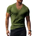 Gros plan d'un t-shirt homme col en V ajusté vert armée à manches courtes pour l'été décontracté - Vert Militaire