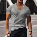Vista detallada de una camiseta gris de hombre con cuello de pico y corte entallado - S / Tops / Gris claro