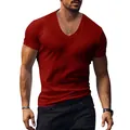 Détail d'un t-shirt homme rouge foncé à col en V, coupe ajustée sur un modèle musclé - Bordeaux