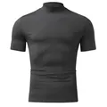 Detalle frontal de una camiseta de compresión negra con cuello alto para hombre - 2XL / Tops / Gris