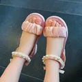 Sandales d'été roses pour filles avec des brides volantées et des perles décoratives. - Rose