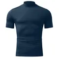 Detailweergave van een nauwsluitend donkerblauw heren-T-shirt met een hoge halslijn. - Donkerblauw