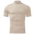 Primer plano que muestra el cuello alto y las costuras de este sencillo t-shirt beige - Albaricoque