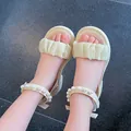 Sandales crème pour filles avec lanières à volants et ornements en perles à la cheville - Beige