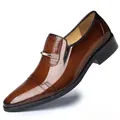 Detailsicht brauner Herrenschuhe mit Farbverlauf, Krokoprägung und Metallschnalle - Brauner Verlauf