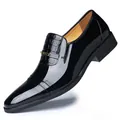 Elegante schwarze Herren-Lacklederschuhe mit Krokostruktur und goldener Metallschnalle Detail - Schwarz