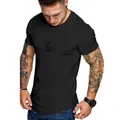 Gros plan d'un t-shirt noir pour homme en coupe ajustée porté par un mannequin sportif - M / Hauts / Noir