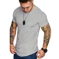 Vue détaillée d'un t-shirt gris à col rond et coupe ajustée pour homme athlétique - M / Hauts / Gris clair