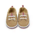Klassieke kaki canvas babyschoentjes met witte veters en decoratieve gestreepte accenten - Abrikoos