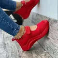 Vista detallada de zapatillas flyknit rojo vibrante con suelas de plataforma y velcro - 38 / Rojo