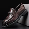 Mocasines clásicos de cuero marrón para hombre con suela negra gruesa, estilo casual - 38 / Marrón (5813-2)