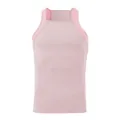 Vista dettagliata della trama del tessuto a coste rosa su una canotta da uomo alla moda aderente - Taglia S / Top / Rosa