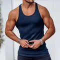Dettaglio della canotta da uomo in maglia a costine blu navy per il fitness sportivo - Blu navy