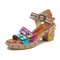 Detailweergave van vintage leren sandalen met blokhak en kleurrijke reliëfpatronen - 36 / Meerkleurig