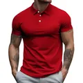 Primer plano de un polo rojo clásico para hombre con corte entallado y botones - Rojo