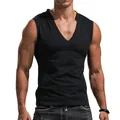 Primo piano di canotta nera da uomo slim fit con scollo a V in tessuto traspirante - Nero