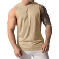 Detailansicht eines beigen Herren-Sport-Tanktops mit tiefem seitlichem Ausschnitt - Aprikose