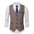 Détail macro d'un gilet en tweed marron ajusté pour homme avec texture visible. - M / Hauts / Café