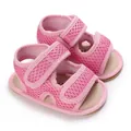 Dettaglio dei sandali in rete rosa per neonati con tessuto traspirante e chiusure a strappo - Rosa