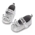 Detail von silbernen Baby-Mädchen-Prinzessin-Schuhen mit dekorativen Schleifen - Silber