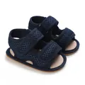 Dettaglio dei sandali per neonati in rete blu navy con sicure chiusure a strappo. - Blu scuro