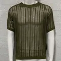 Vue détaillée d'un pull en maille ajourée à manches courtes vert olive. - Vert Militaire