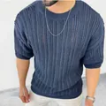 Pull en maille ajourée bleu pour homme avec coupe ajustée et manches courtes pour l'été - Bleu foncé