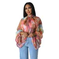 Camicetta in chiffon con stampa astratta colorata, maniche a pipistrello e fiocco al collo - Rosa chiaro