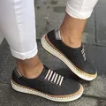 Vue détaillée de mocassins avec brides élastiques et semelles épaisses. - Noir