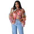 Vista dettagliata di una blusa in chiffon a stampa colorata con ampie maniche a pipistrello - Taglia S / Top / Rosa chiaro
