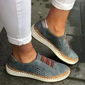 Detailansicht lässiger Damen-Loafer mit buntem Streifenband und perforiertem Design. - 35 / Blau