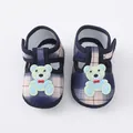 Detailopname van babyschoenen met zachte zool, ruitpatroon en schattige beerdecoratie - Maat 12 (Binnenlengte 11 CM) / Marineblauwe Beer-05