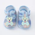 Close-up van ademende lichtblauwe ruitjes baby wandelschoenen met een schattig beertje - Maat 12 (Binnenlengte 11 CM) / Blauwe Beer (05 Blauw)