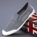 Graue atmungsaktive Herren-Slip-On-Stoffschuhe mit weißer Gummisohle für den Sommer. - 38 / Grau