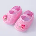 Exquisite rosa Baby Prinzessin Schuhe aus Spitze mit Blumendetail und bequemer Sohle. - Rosa