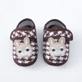 Detail van baby loopschoentjes met een schattig konijntje en een klassiek ruitpatroon - Maat 12 (Binnenlengte 11 CM) / Koffie Konijn-01