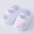 Detailansicht weißer Baby-Prinzessinenschuhe aus Spitze mit weichen Sohlen und Blume - Weiß
