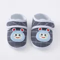 Bovenaanzicht van grijze ademende babyloopschoenen met schattige blauwe figuren - Maat 12 (Binnenlengte 11 CM) / Grijze Rups (06 Grijs)